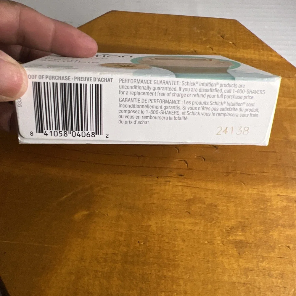 SCHICK INTUITION 3 PACK CARTRIDGE REFILLS SENSITIVE CARE (ALOE & VITAMIN E) - Picture 3 of 7